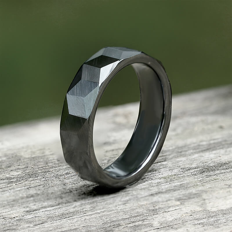 Anillo de cerámica facetada pulida negra