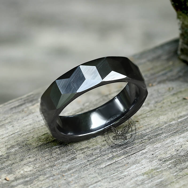 Anillo de cerámica facetada pulida negra