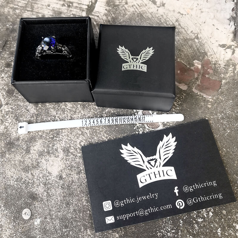 Anillo de latón con gema en homenaje a una calavera negra