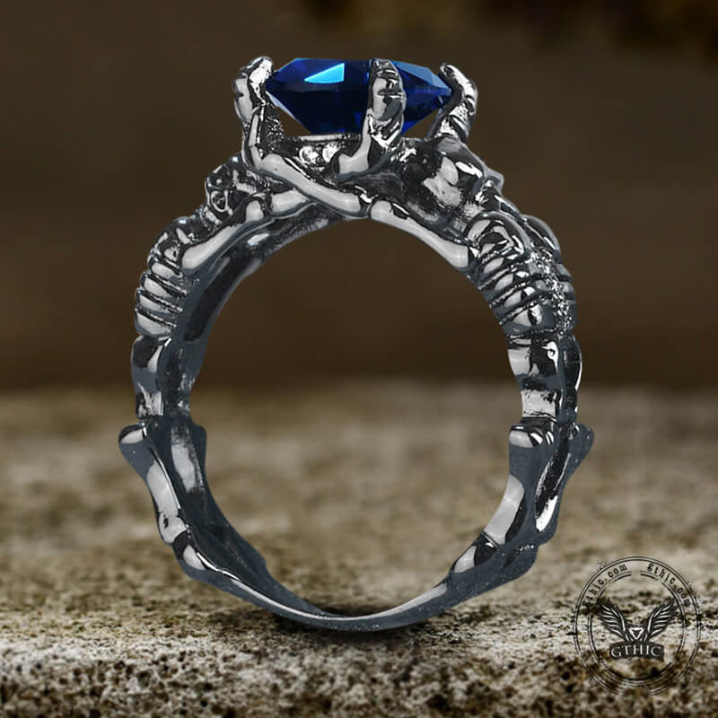 Anillo de latón con gema en homenaje a una calavera negra