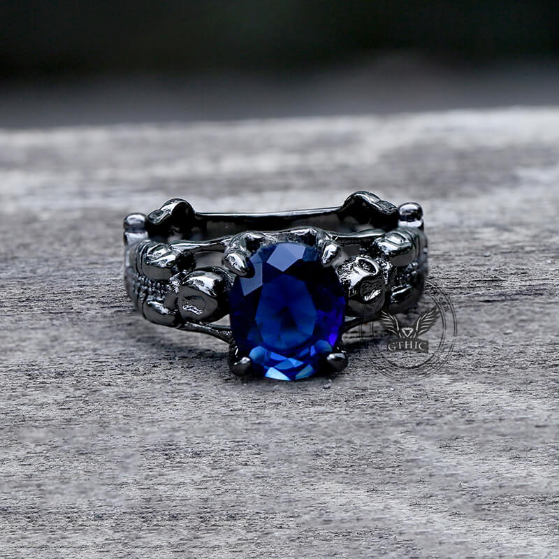 Anillo de latón con gema en homenaje a una calavera negra