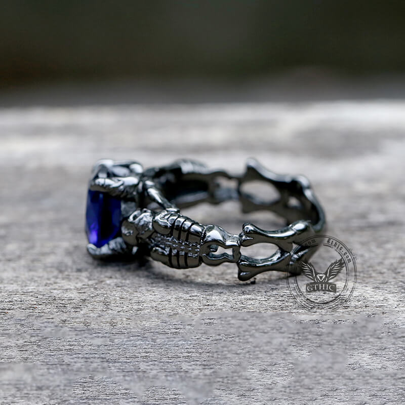 Anillo de latón con gema en homenaje a una calavera negra