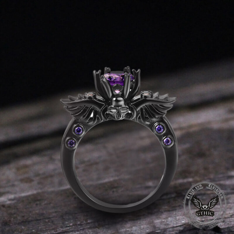 Anillo de latón con incrustaciones de circonita y calavera negra