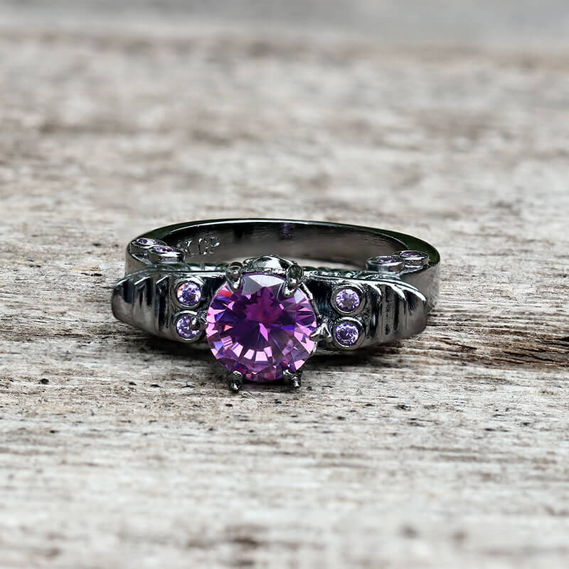 Anillo de latón con incrustaciones de circonita y calavera negra