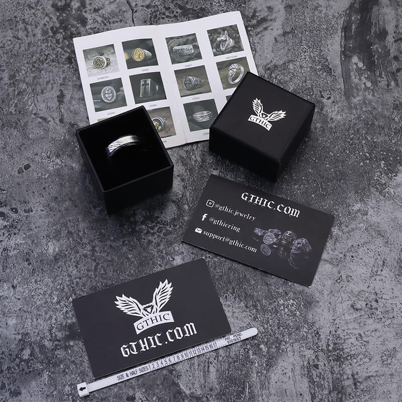 Anillo de acero de Damasco con diseño de borde escalonado negro