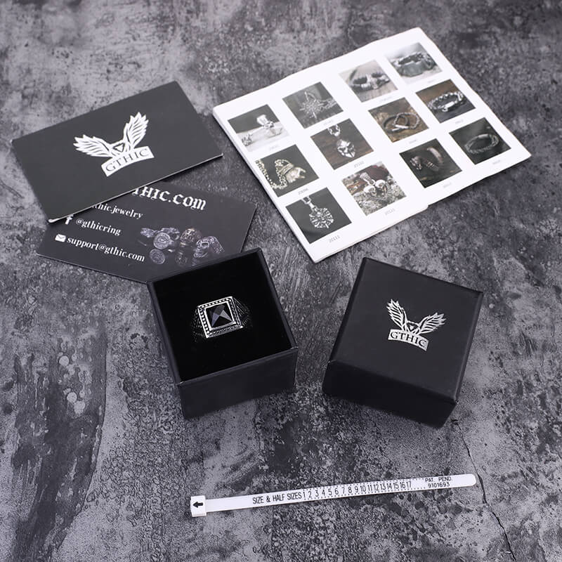 Anillo de acero inoxidable con piedra negra