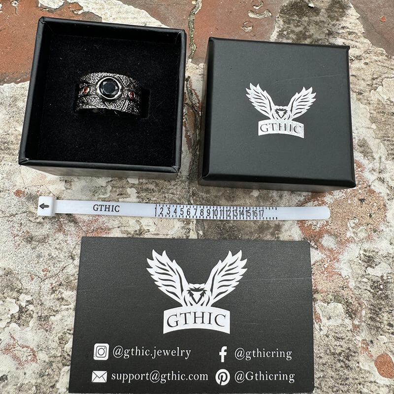 Anillo abierto de cobre con piedra texturizada negra engastada