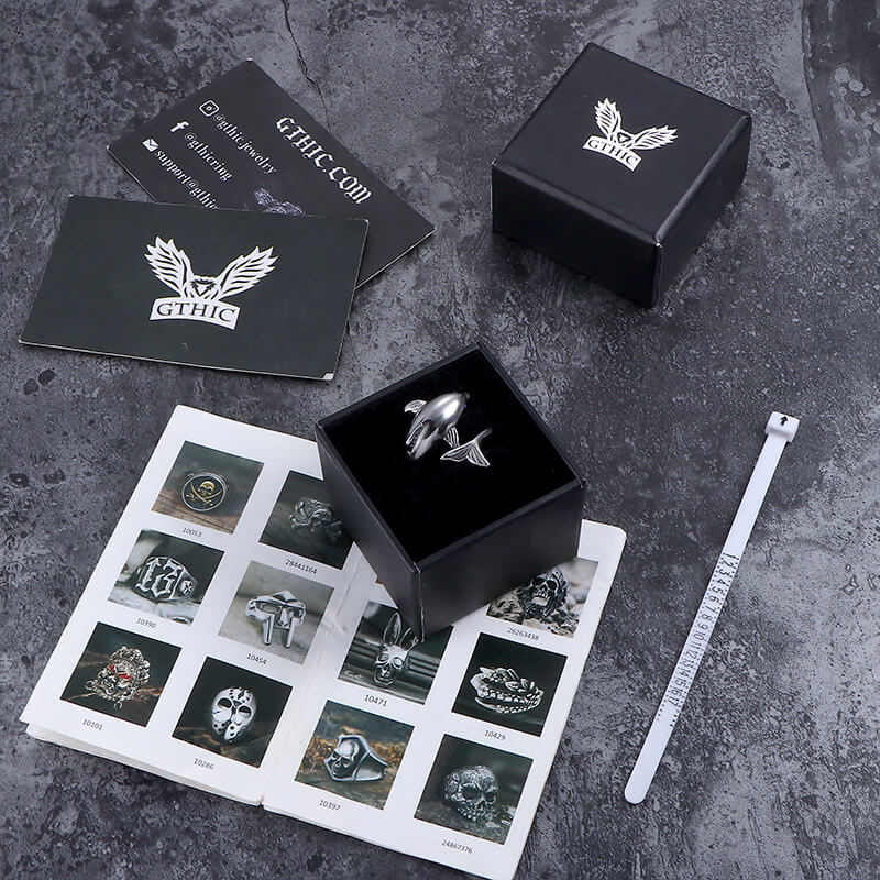 Anillo de acero inoxidable con delfín de ojos azules