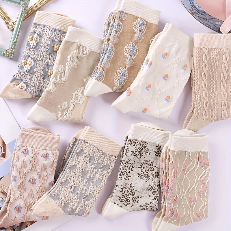 9 pares de elegantes calcetines de tubo medio con estampado floral. Tejido suave y transpirable. Ideales para ocasiones informales y elegantes.