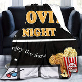 1 manta de franela suave y agradable para la piel para noches de cine. Manta de regalo multifuncional para esposas, esposos, hijas e hijos. Manta de sofá para siestas y abrazos acogedores.