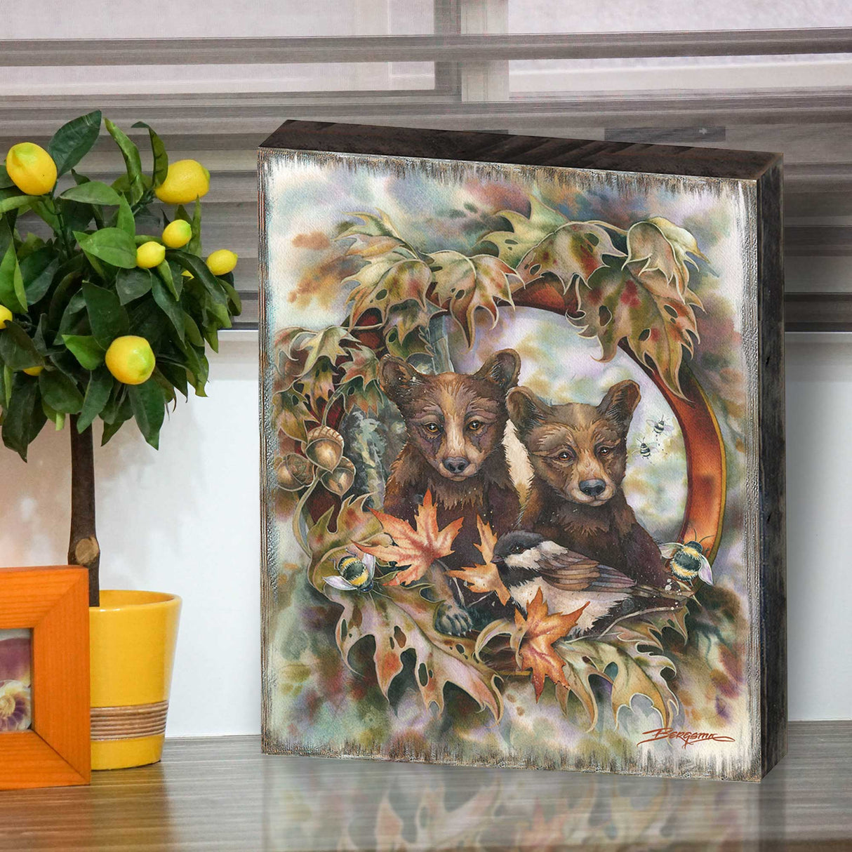 Arte mural de madera Simple Joys: Cachorros de oso negro, abejas, de J. Bergsma - Decoración de vida silvestre - 85922850B-JB