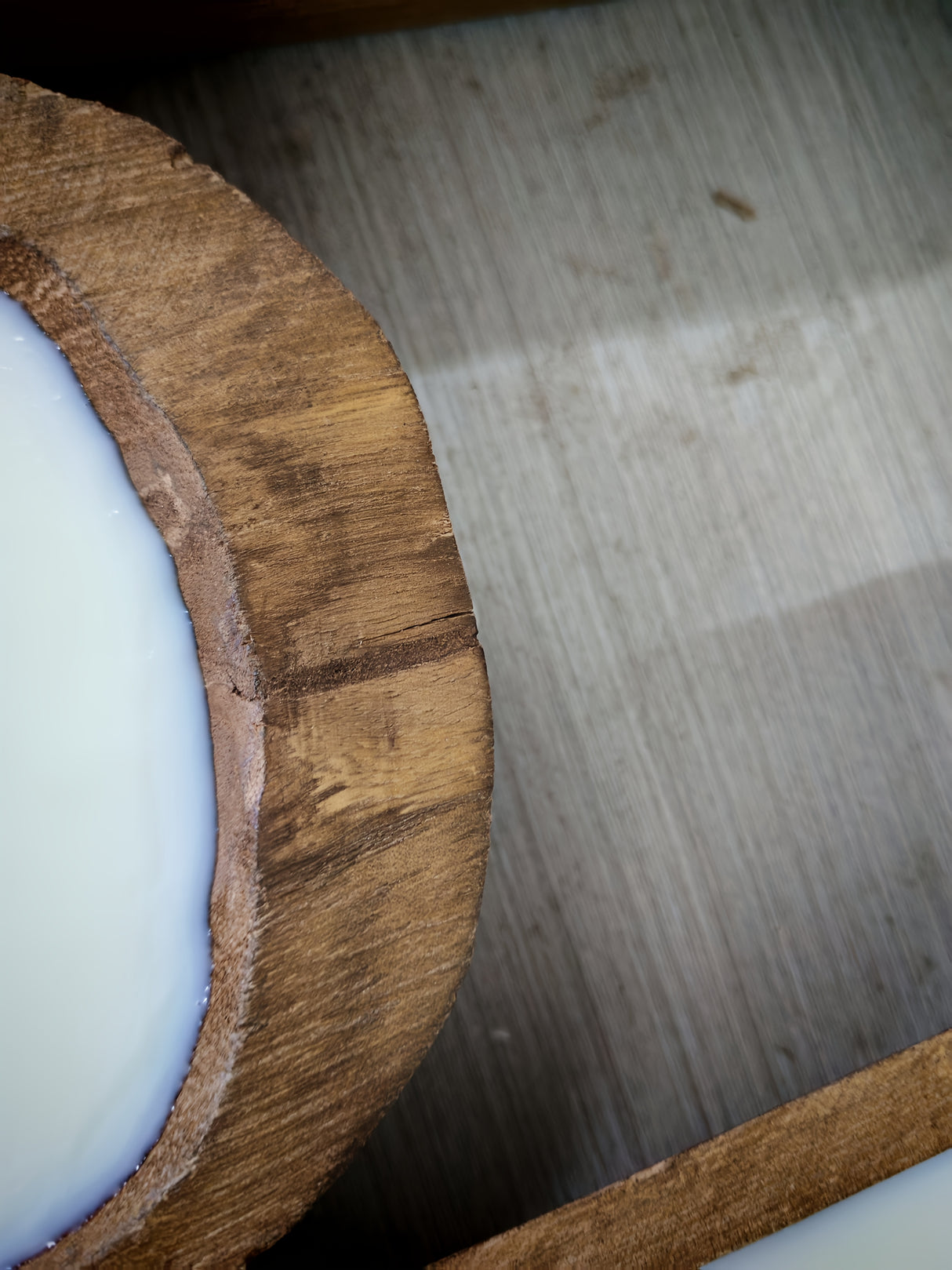 A Scented Candle with a Unique And Fresh Aroma, Made from Soy Wax And Presented in a Wooden Boat-Shaped Container. It Is Perfect for Homes, Hotels, And Upscale Restaurants. Widely Used to Create a Romantic And Warm Atmosphere