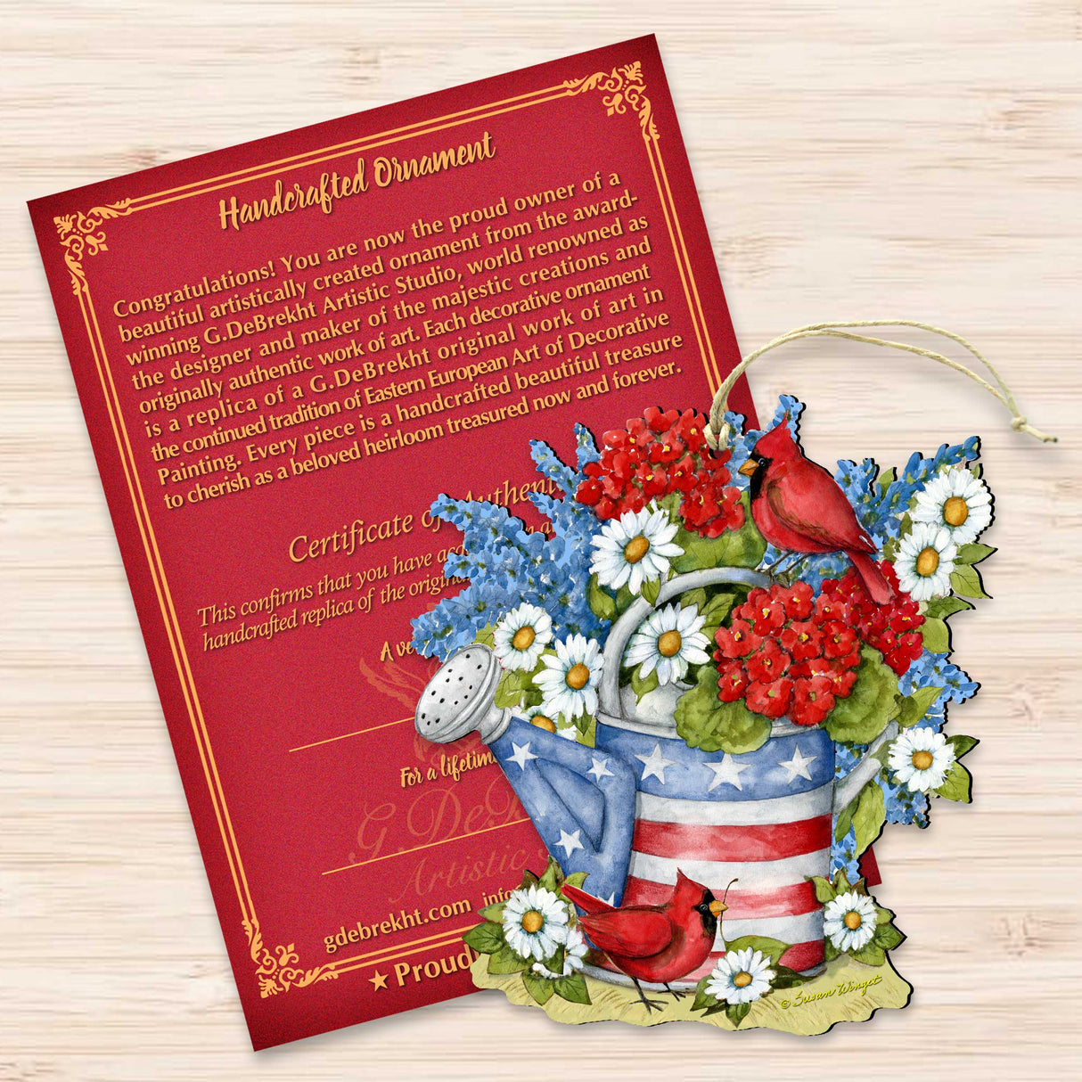 Regadera americana con decoración patriótica - Adorno para maceta - Regalo rústico hecho a mano - Adorno de madera de Susan Winget - 8471212-SW