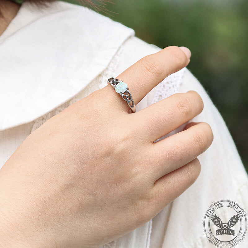 Anillo de acero inoxidable con piedra preciosa de ópalo y nudo celta
