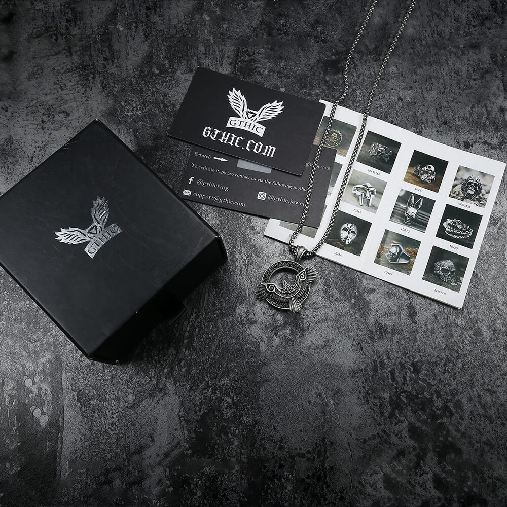 Collar vikingo de estaño puro con cuervo y nudo celta