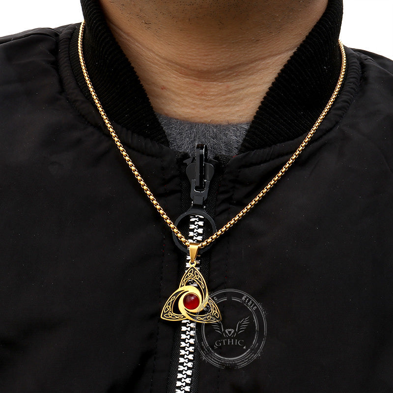 Collar de acero inoxidable con piedra preciosa roja y nudo celta