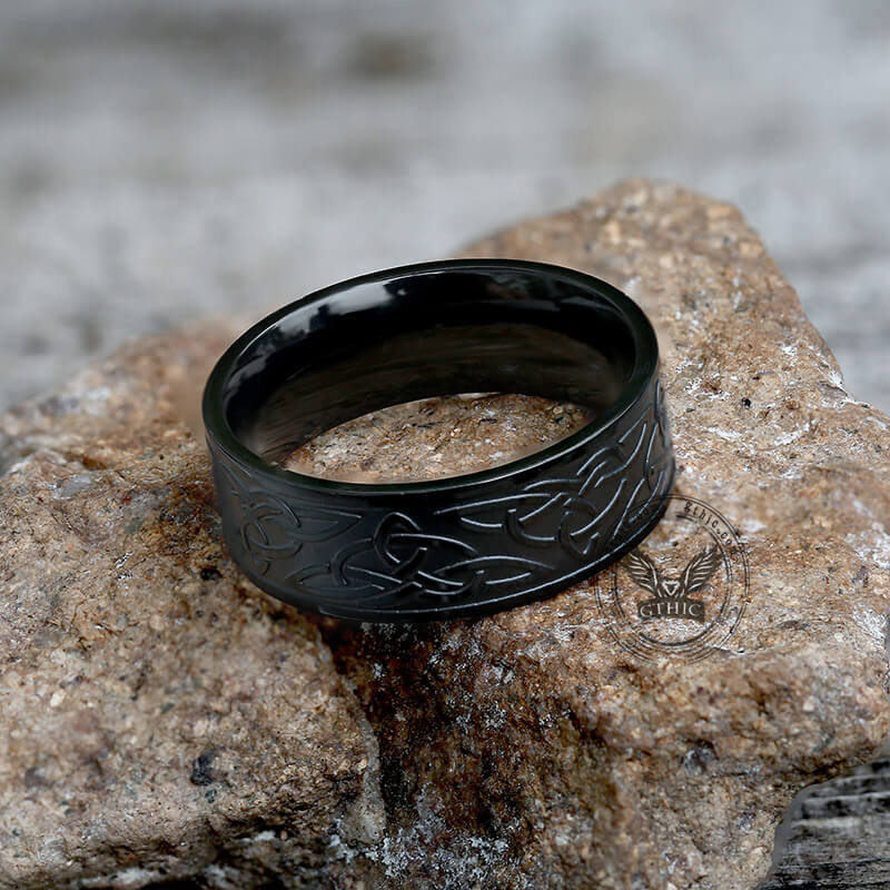 Anillo vikingo de acero inoxidable con nudo celta triquetra