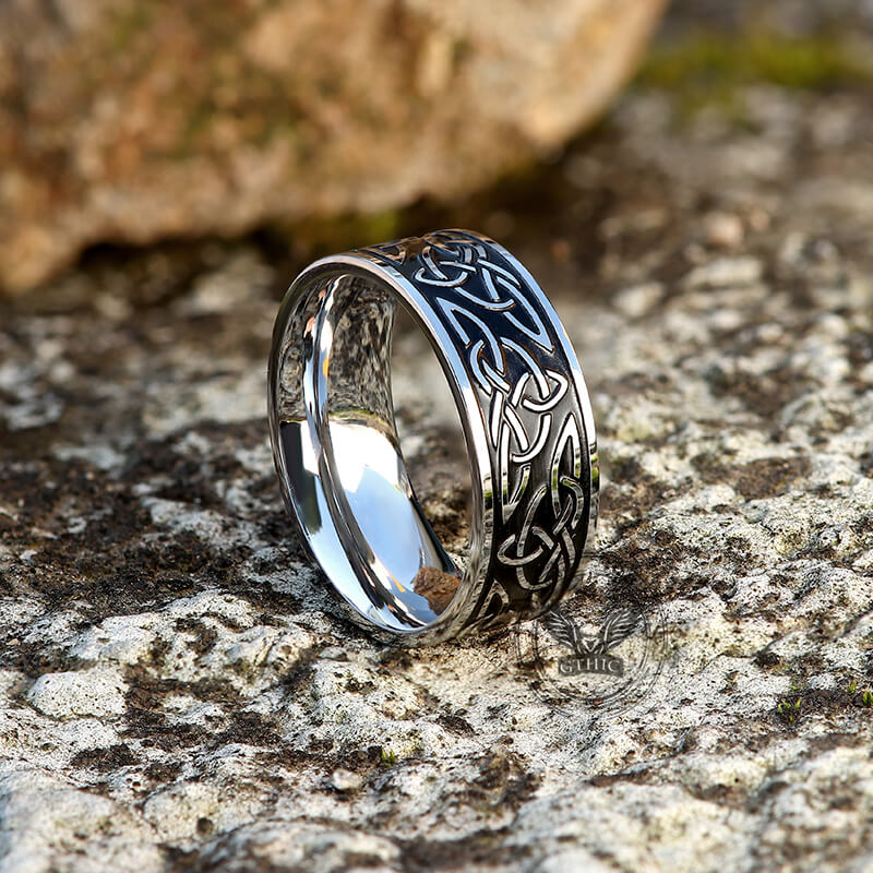 Anillo vikingo de acero inoxidable con nudo celta triquetra