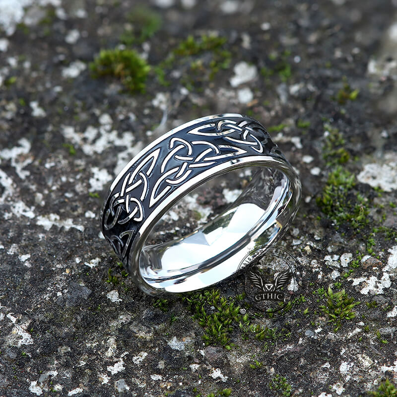 Anillo vikingo de acero inoxidable con nudo celta triquetra