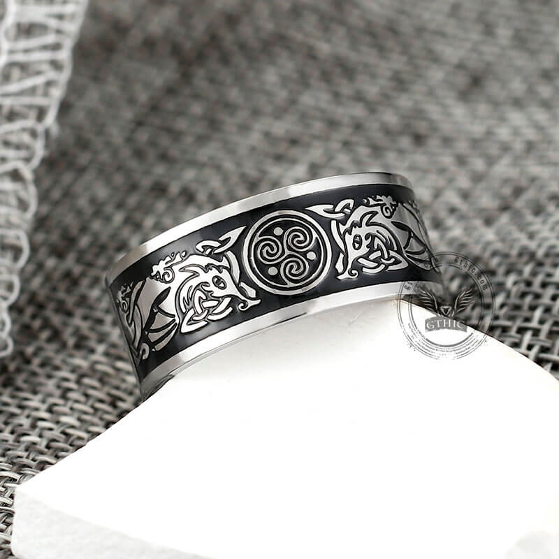Anillo vikingo de acero inoxidable con triqueta y lobo celta