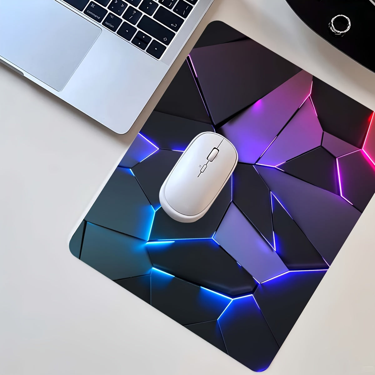 Alfombrilla de ratón para juegos duradera con un elegante diseño geométrico. Impermeable, antideslizante y lavable. Ideal para teclado y cuaderno de bocetos. Ideal para jugadores, oficina y estudio. Material de poliéster. No requiere pilas.