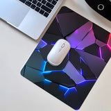 Alfombrilla de ratón para juegos duradera con un elegante diseño geométrico. Impermeable, antideslizante y lavable. Ideal para teclado y cuaderno de bocetos. Ideal para jugadores, oficina y estudio. Material de poliéster. No requiere pilas.