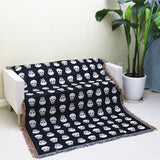 1 couverture bohème tricotée à pompons avec imprimé tête de mort blanche pour Halloween, idéale pour les loisirs, les pique-niques et le camping en plein air