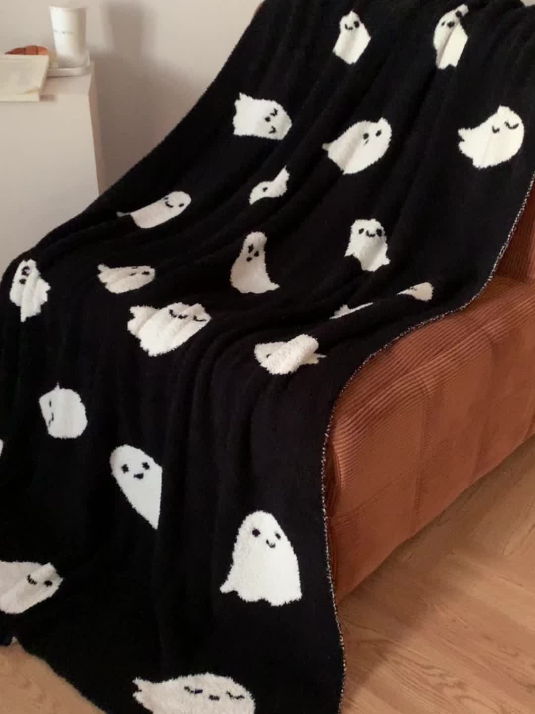 1pc Halloween mignon dessin animé fantôme Premium Sense maison chaude couverture sieste jeter couverture voyage couverture châle couverture simple face polaire jacquard haute qualité tricoté couverture