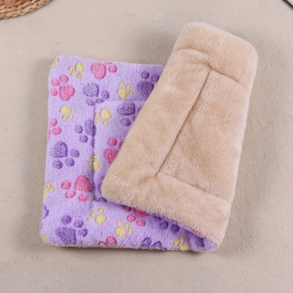 Manta rectangular para mascotas, resistente a la suciedad y para todas las estaciones - Cómoda cama con estampado de pata de perro y corazón (1 unidad)