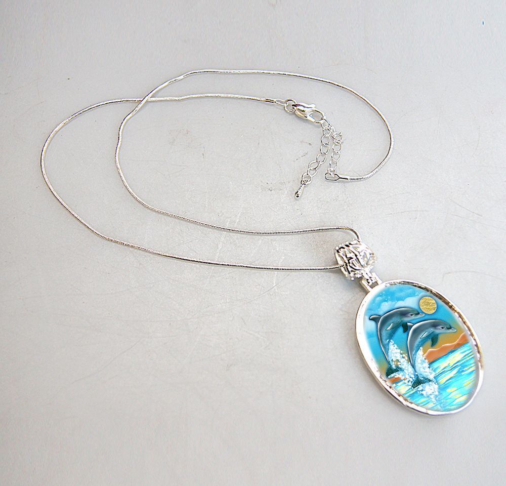 Collar con colgante de nácar bañado en plata con delfines voladores - 44011