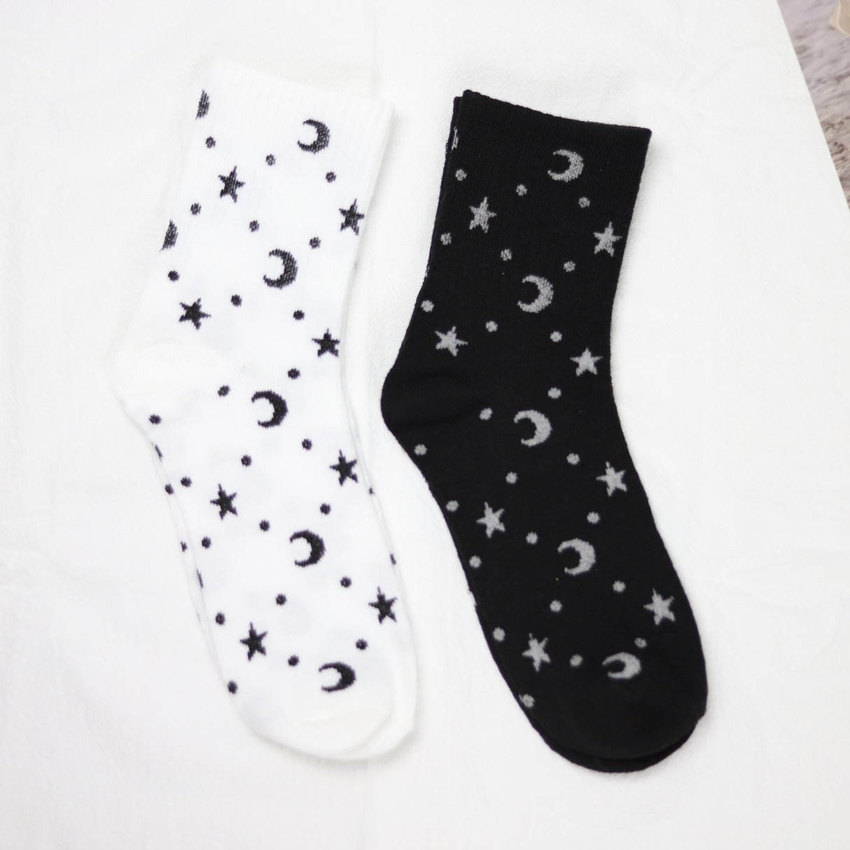 2 pares de calcetines con estampado de estrellas y lunas, cómodos y transpirables, medias de tubo medio para mujer.