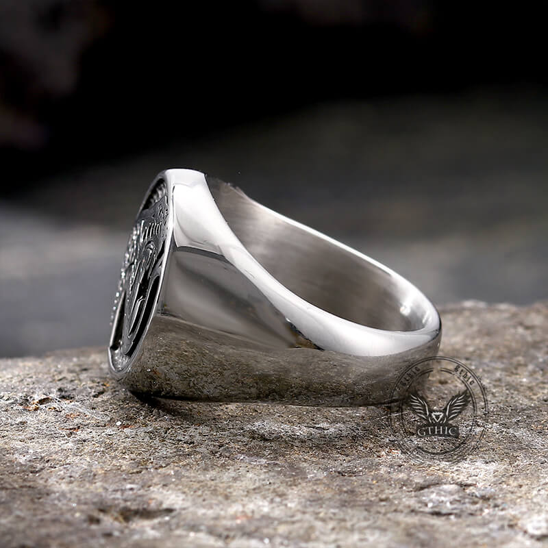 Anillo de acero inoxidable con serpiente cobra dominante