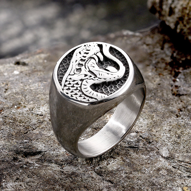 Anillo de acero inoxidable con serpiente cobra dominante