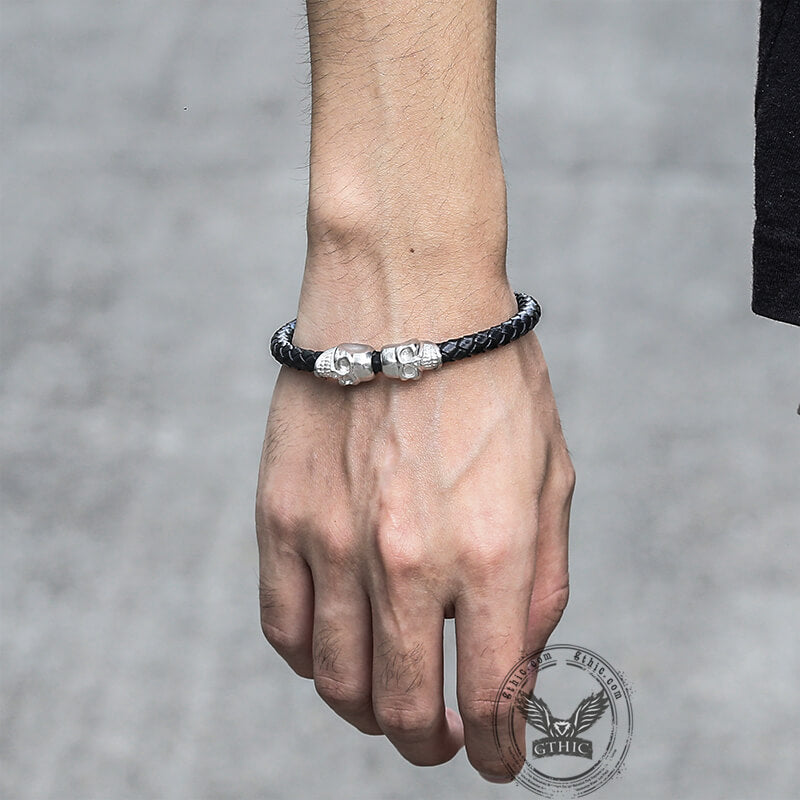Pulsera de cuero con hebilla magnética de acero inoxidable trenzado con doble calavera
