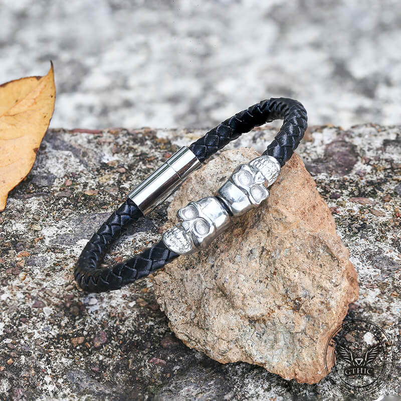 Pulsera de cuero con hebilla magnética de acero inoxidable trenzado con doble calavera