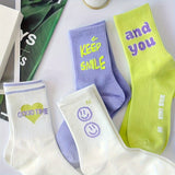 4 pares de calcetines con letras estampadas de moda - Medias deportivas de media pantorrilla para mujer - Diseños suaves, transpirables y modernos para uso diario