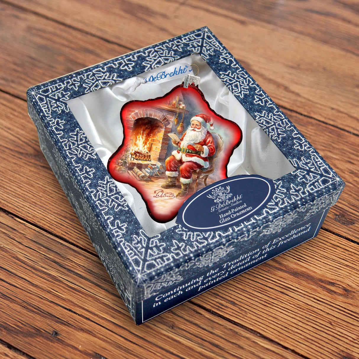 Adorno de copo de nieve de vidrio de Papá Noel junto a la chimenea de G. Debrekht - Decoración navideña de Papá Noel y muñeco de nieve - 754-047