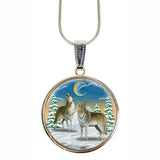 Collar con colgante redondo de nácar plateado con diseño de lobos aullando - 44040