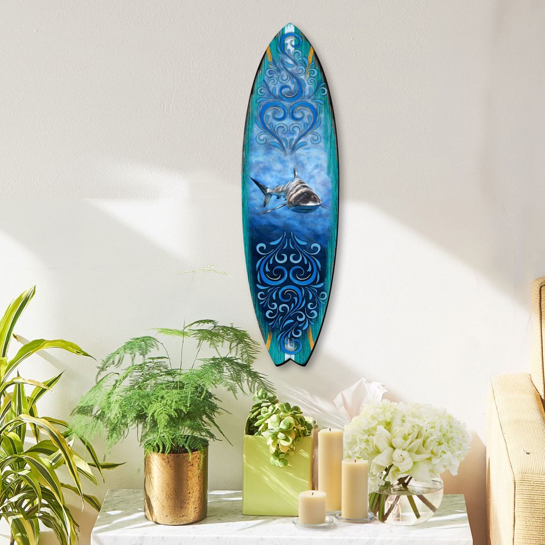 Arte costero para puerta con tabla de surf de tiburón de G. DeBrekht - Decoración costera con vida marina - 8490104HS