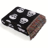 Couverture bohème tricotée à pompons avec tête de mort blanche imprimée pour Halloween, idéale pour le camping et les pique-niques décontractés