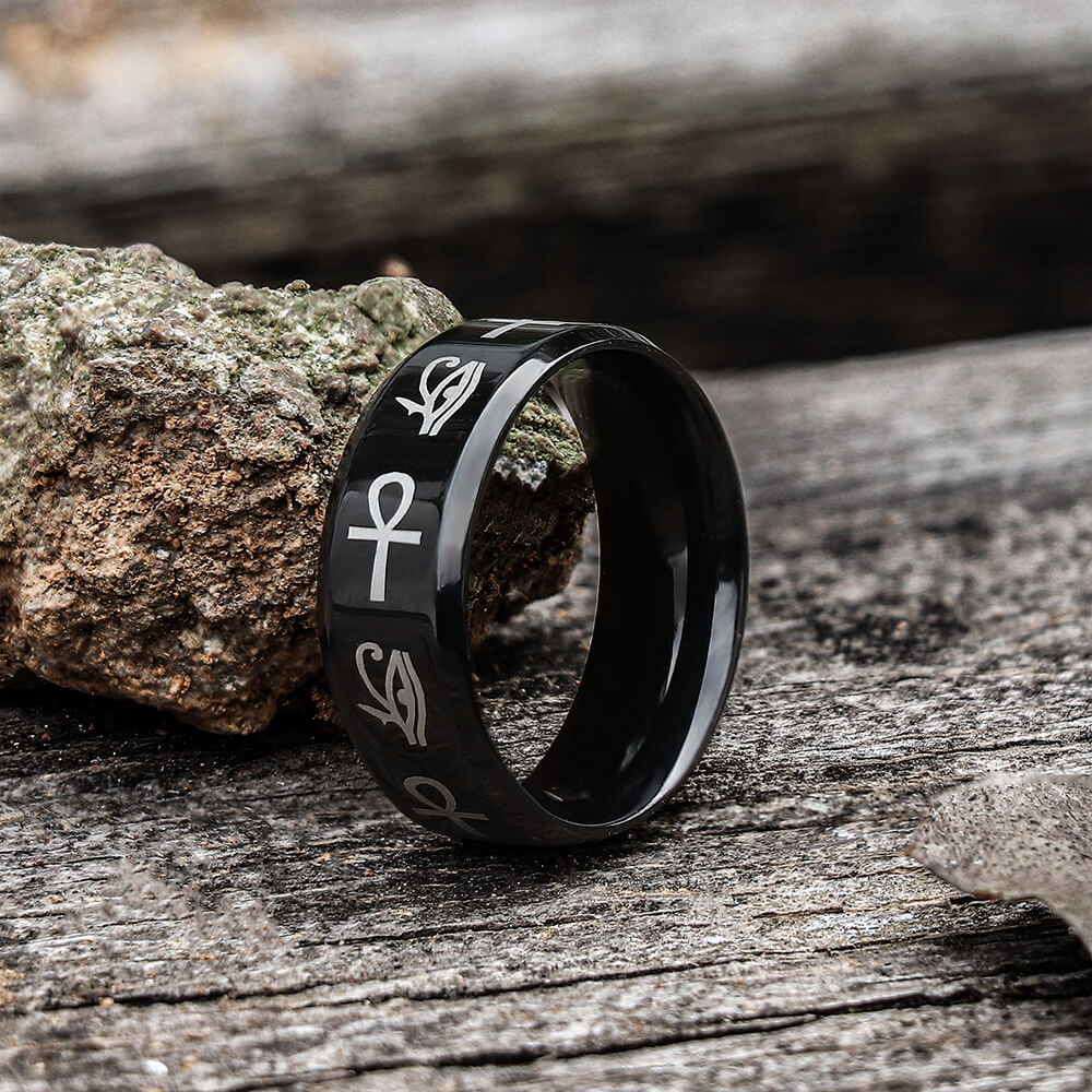 Anillo de acero inoxidable con símbolos egipcios Ojo de Ra y Ankh
