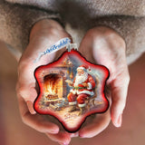 Adorno de copo de nieve de vidrio de Papá Noel junto a la chimenea de G. Debrekht - Decoración navideña de Papá Noel y muñeco de nieve - 754-047