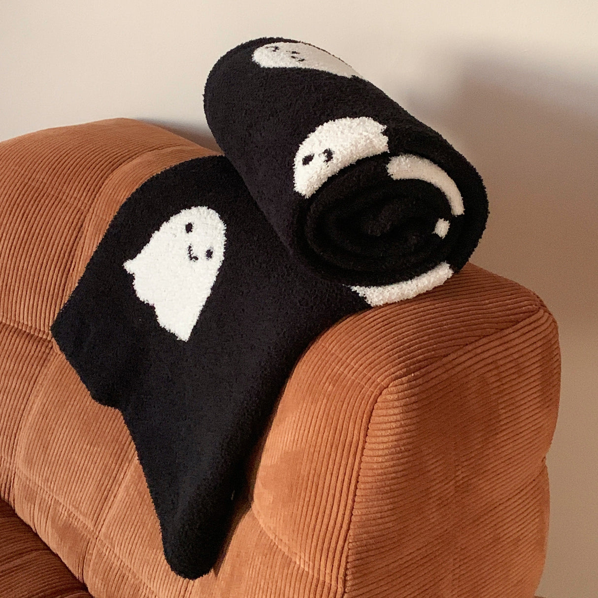 1pc Halloween mignon dessin animé fantôme Premium Sense maison chaude couverture sieste jeter couverture voyage couverture châle couverture simple face polaire jacquard haute qualité tricoté couverture