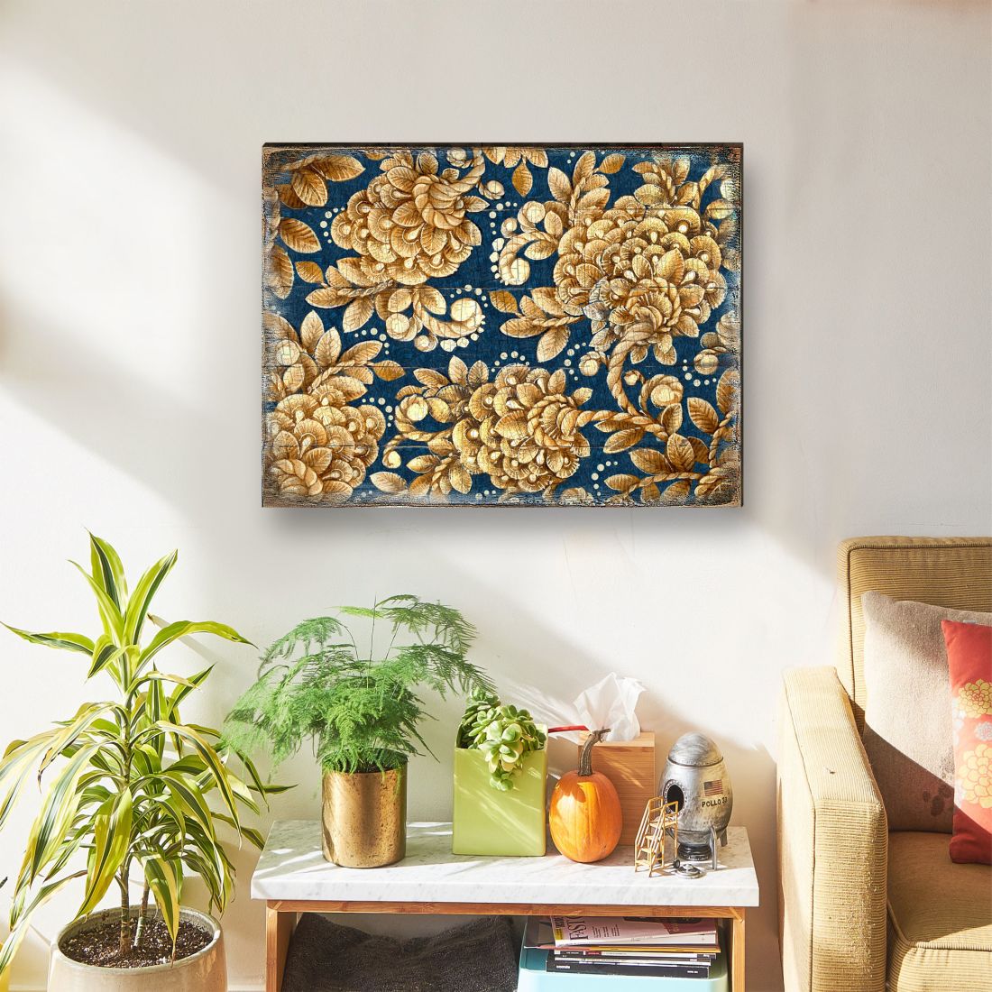 Arte floral dorado sobre madera rústica azul marino de G. DeBrekht - Decoración floral ornamental - 95014B