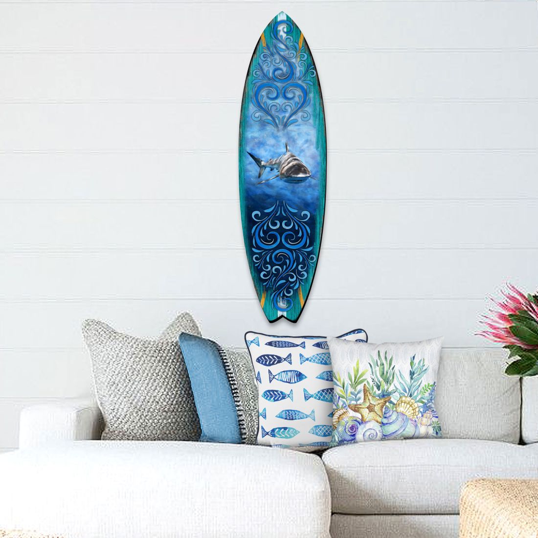 Arte costero para puerta con tabla de surf de tiburón de G. DeBrekht - Decoración costera con vida marina - 8490104HS