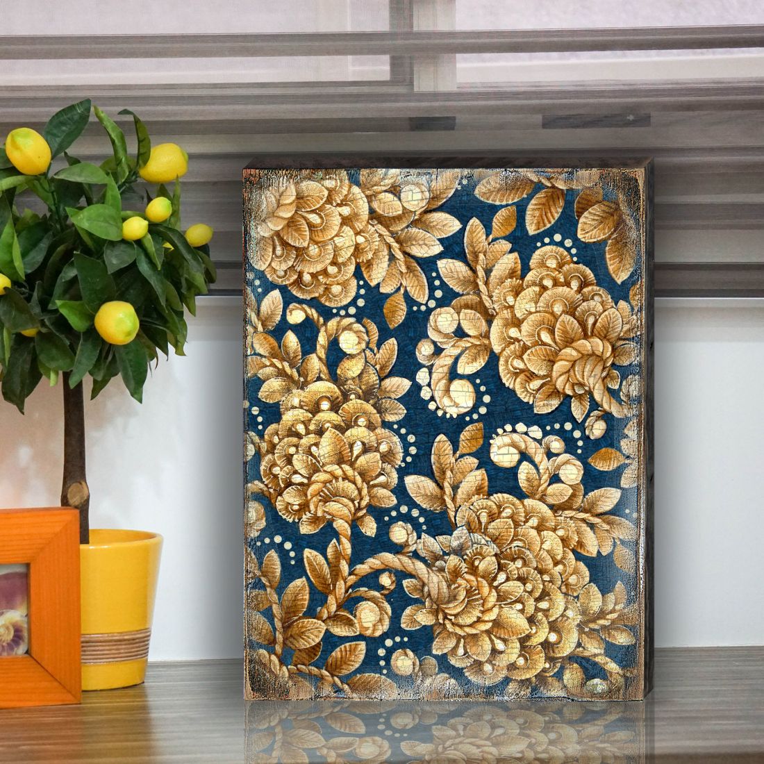 Arte floral dorado sobre madera rústica azul marino de G. DeBrekht - Decoración floral ornamental - 95014B