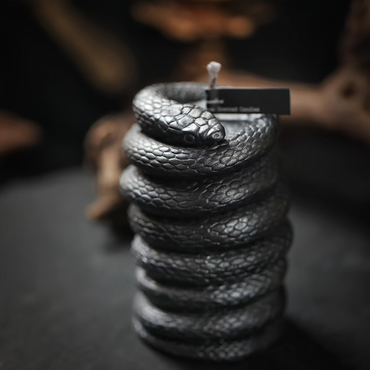 Bougie parfumée effrayante Cobra royal noir - Ovale, cire de soja, mèche unique avec accents scintillants pour une décoration d'Halloween et une idée cadeau unique