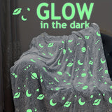 1 manta espacial vibrante que brilla en la oscuridad - Franela suave para ropa de cama infantil - Acogedora decoración para sofá cama y sala de estar con diseño de cielo estrellado - Regalo de cumpleaños perfecto para niños y niñas