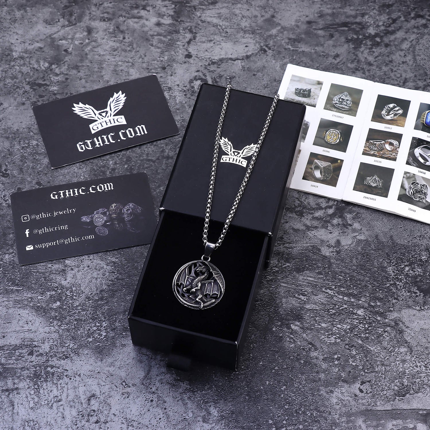 Colgante de acero inoxidable con amuleto de dragón volador