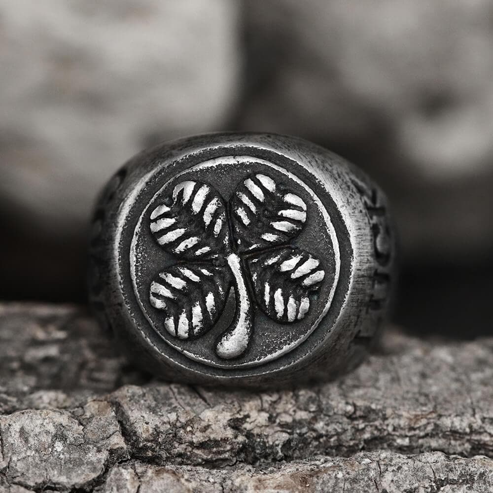Anillo de la suerte de acero inoxidable con trébol de cuatro hojas